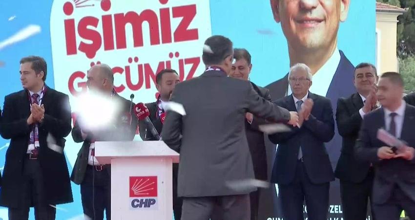 Özgür Özel, Ödemiş’te: “Acı Reçete Geliyor, Kemer Sıkma Geliyor. Acı Reçeteyi Zengin Müteahhitler İçmiyor. Yine Emekli, Emekçi, Çiftçi, Köylü Esnaf Zorluklarla Karşı Karşıya Kalıyor” HABER: ECE AZAK – KAMERA: KERİM UĞUR CHP Genel Başkanı