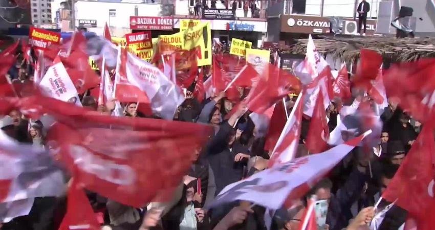 CHP Genel Başkanı &Ouml;zg&uuml;r &Ouml;zel, Osmaniye D&uuml;zi&ccedil;in&rsquo;de emeklilere seslenerek &ldquo;Tayyip