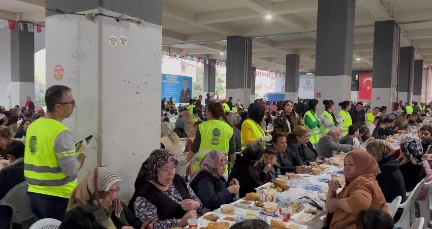 Seyhan Belediyesi&rsquo;nin d&uuml;zenlediği iftar programları, il&ccedil;e halkını aynı sofrada buluşturmaya
