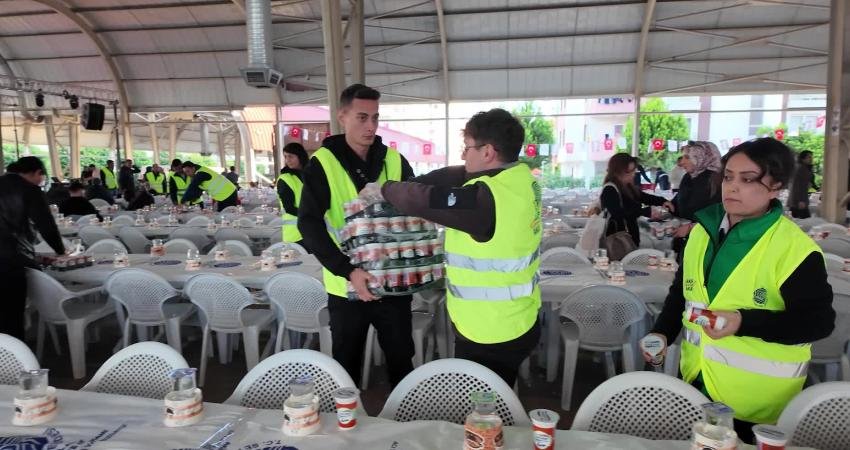 Seyhan Belediyesi&rsquo;nin ilk iftar sofrası, Pınar Mahallesi Kapalı Semt Pazarı&rsquo;nda