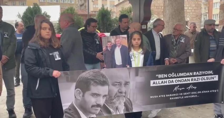 Sinan Ateş’in Babası Musa Ateş Bursa’da Toprağa Verildi ZEHRA DEĞİRMENCİ/SİBEL KAHRAMAN Bursa’da dün geçirdiği kalp krizi sonucu yaşamını