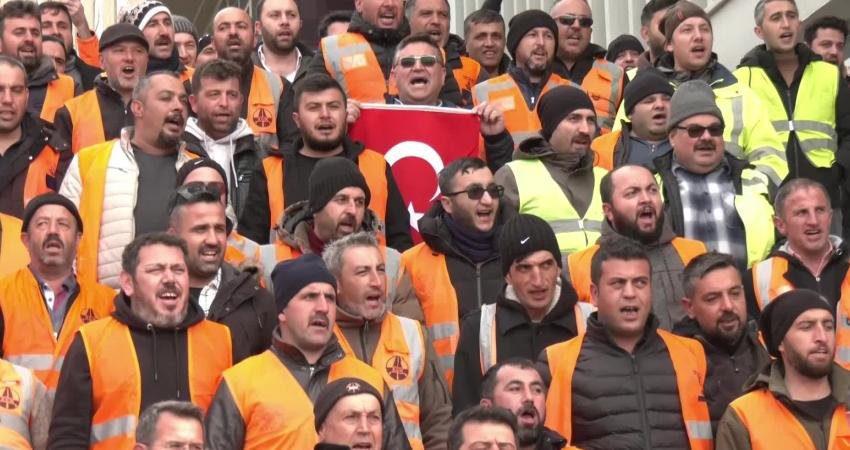 Taşeron İşçiler Başkent’te Seslerini Duyurmaya Çalıştı… “Ek İş Yapıyorum Günde 18 Saat Çalışıyorum” Ankara’da farklı iş kollarında çalışan taşeron işçiler, Ulus Meydanı’nda eylem