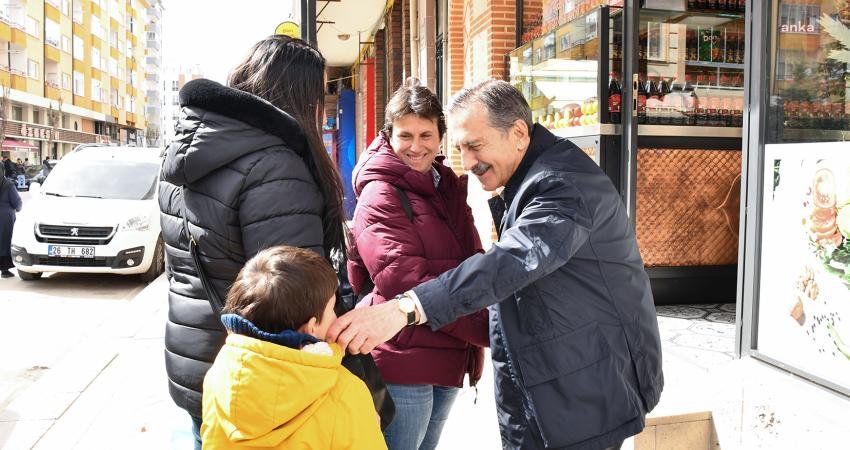 Tepebaşı Belediye Başkanı Ahmet Ata&ccedil;, Bah&ccedil;elievler Mahallesi&rsquo;nde kurulan semt pazarını