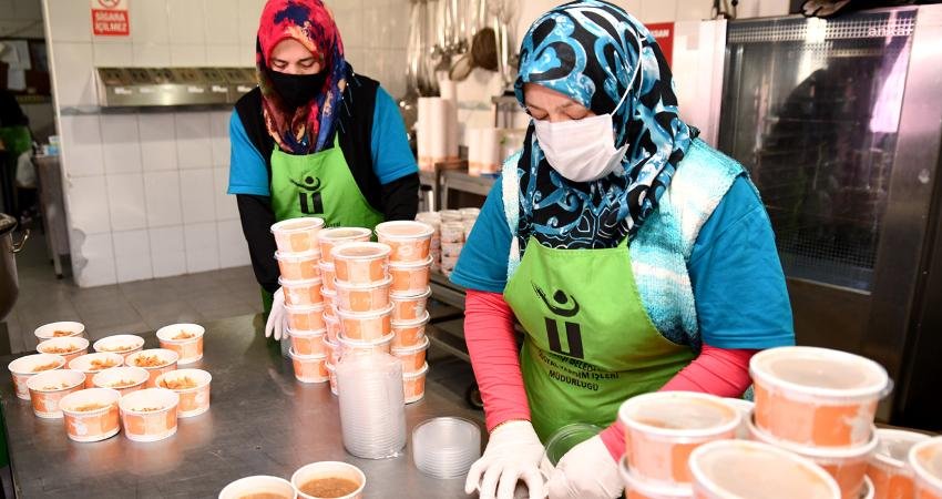 Tepebaşı Belediyesi, “İftarımızı Paylaşalım” Sloganıyla Vatandaşlara Sıcak Yemek Ulaştırıyor Tepebaşı Belediyesi Nihal-İsmail Akçura Aşevi, Ramazan ayında “İftarımızı Paylaşalım” sloganıyla,