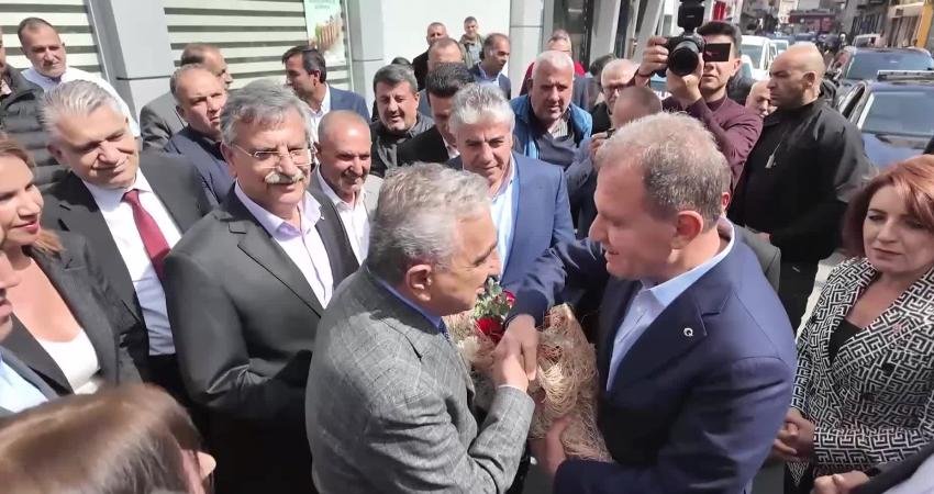Vahap Seçer, Mersin ESOB’u Ziyaret Etti: “Göreve Geldiğimiz Günden İtibaren Esnafla İyi İlişkiler İçerisinde Olduk” Mersin Büyükşehir Belediye Başkanı Vahap Seçer, Mersin Esnaf ve Sanatkârlar