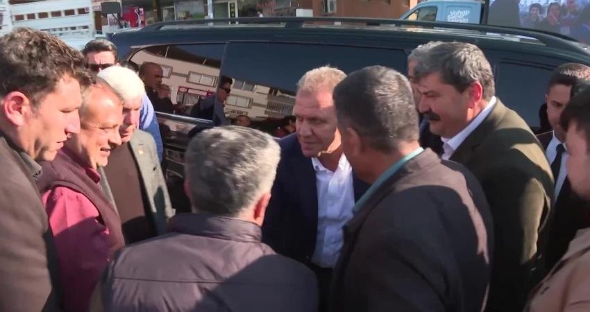 Mersin B&uuml;y&uuml;kşehir Belediye Başkanı Vahap Se&ccedil;er, Toroslar il&ccedil;esi Yalınayak Mahallesi&rsquo;nde