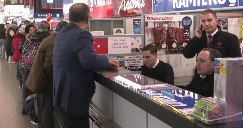 Vatandaşlar, Şehirlerarası Otobüs Bilet Fiyatlarından Yakındı: “Mecburiyetten Bilet Aldım. 900 Lira, Çok Pahalı” Ankara Şehirlerarası Otobüs Terminali’nde (AŞTİ), yerel seçim ve bayram için
