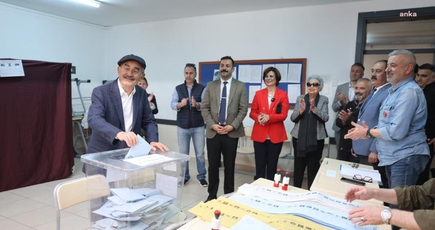 Eskişehir Büyükşehir Belediye Başkanı Yılmaz Büyükerşen, oyunu kullandı. Büyükerşen, “Atatürk’ün