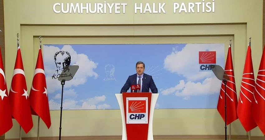 Yücel: “Erdoğan, Hiçbir Yerde Şansı Olmadığını Görünce Siyasi Dilenciliğe Başladı” CHP Sözcüsü Yücel, “Dolmayan meydanlar, tutmayan projeler, anketler Erdoğan’ın ayarını