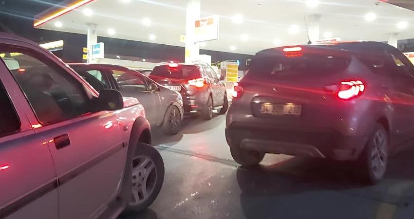 Bu gece benzin ve mazota zam geleceği haberlerinden ardından akaryakıt