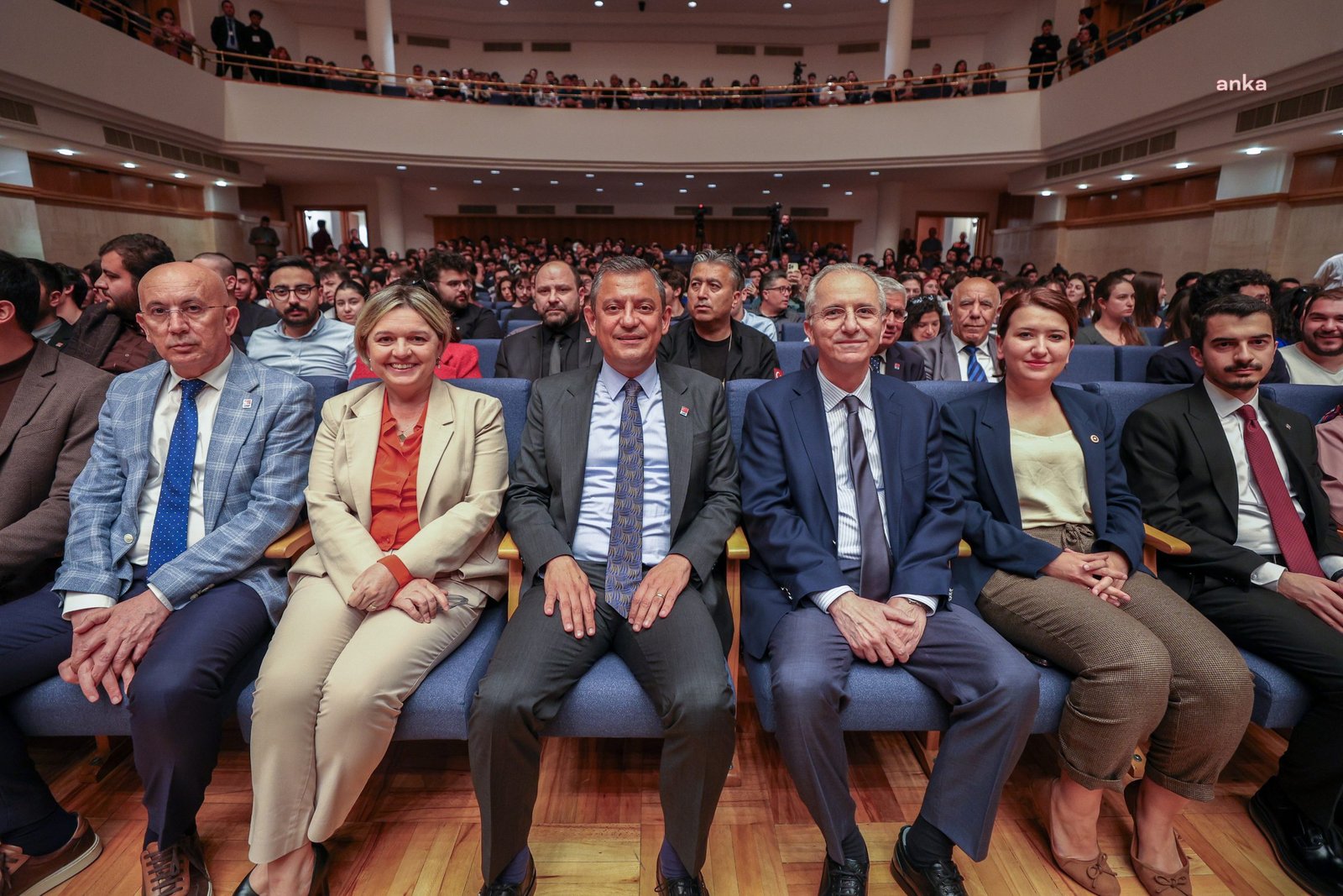 ozgur-ozel-bilkent-universitesinde-genclerle-bulustu-bugun-beka-sorunu-her-dort-gencten-ucunun-bavullari-zihninde-toplamis-olmasidir