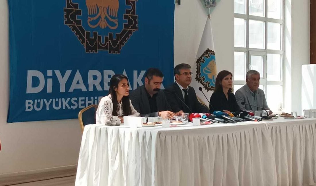 Diyarbakır Büyükşehir Belediyesi Başkanı Ayşe Serra Bucak Küçük, Meclis toplantısında