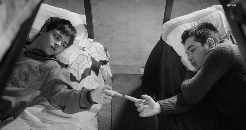 43. İstanbul Film Festivali Ulusal Yarışma’da Altın Lale ödülü, yönetmen