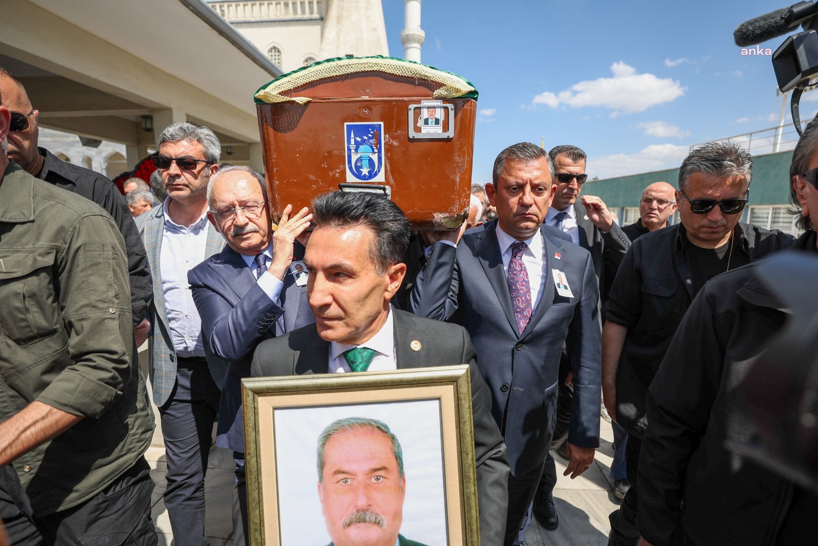 chpnin-tbmm-grup-amiri-bayraktar-icin-cenaze-toreni-ozgur-ozel-ve-kilicdaroglu-cenaze-torenine-katildi