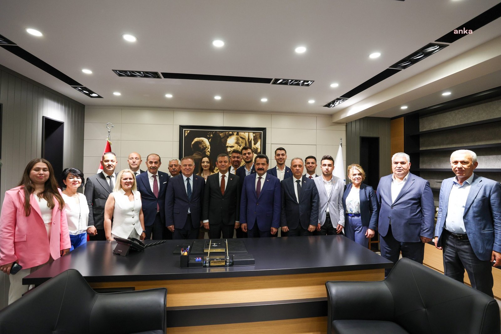 chp-genel-baskani-ozgur-ozel-15-ilce-cumhuriyet-halk-partisine-emanet