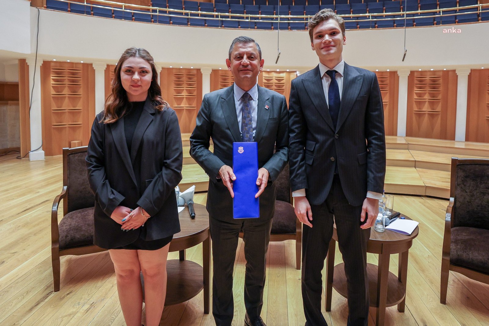 ozgur-ozel-bilkent-universitesinde-genclerle-bulustu-bugun-beka-sorunu-her-dort-gencten-ucunun-bavullari-zihninde-toplamis-olmasidir