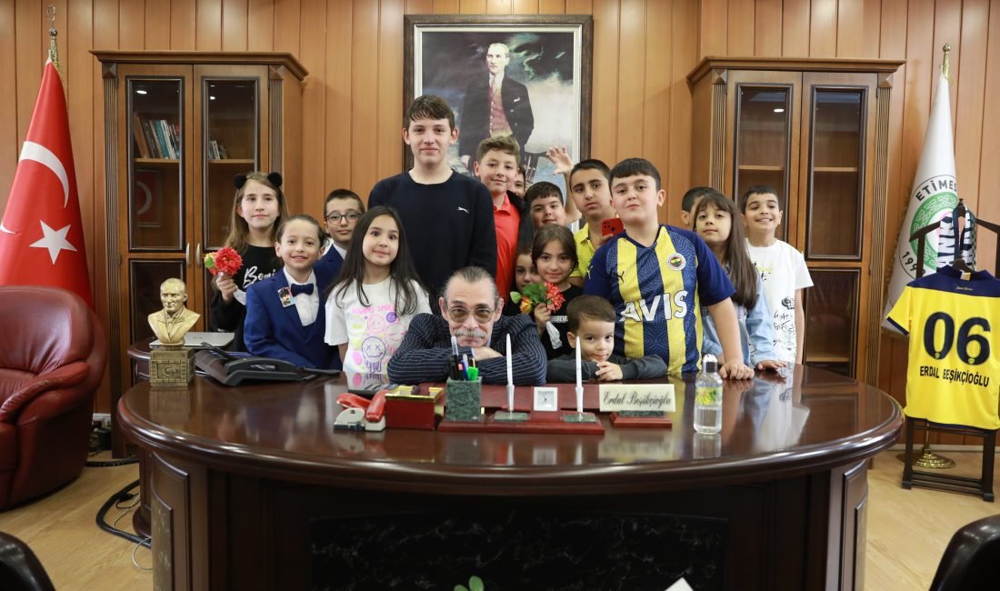 Etimesgut’ta 23 Nisan coşkusu sokaklara taştı. Başkan Beşikçioğlu çocukların elinden