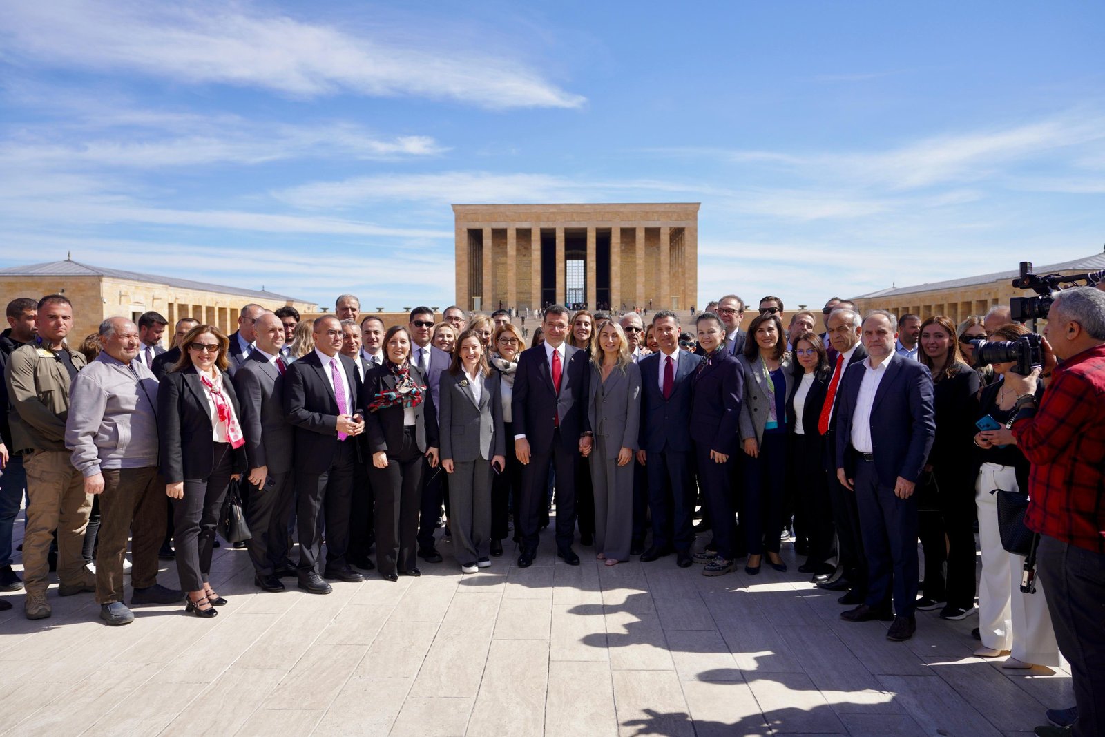ekrem-imamoglu-26-ilce-belediye-baskaniyla-birlikte-anitkabiri-ziyaret-etti-chpyi-47-yil-sonra-turkiyenin-birinci-partisi-konumuna-tasimanin-gururunu-yasiyoruz