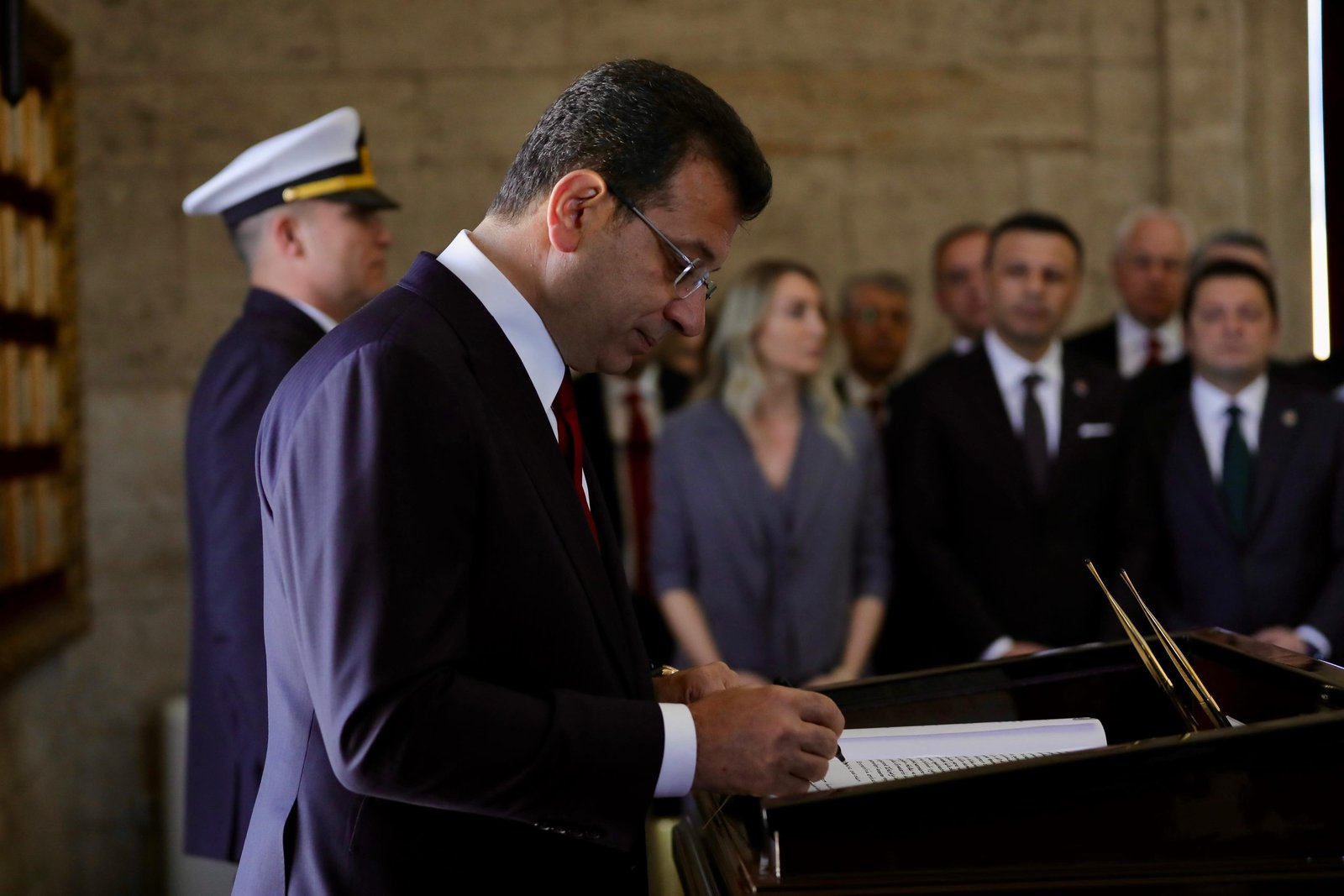 ekrem-imamoglu-26-ilce-belediye-baskaniyla-birlikte-anitkabiri-ziyaret-etti-chpyi-47-yil-sonra-turkiyenin-birinci-partisi-konumuna-tasimanin-gururunu-yasiyoruz