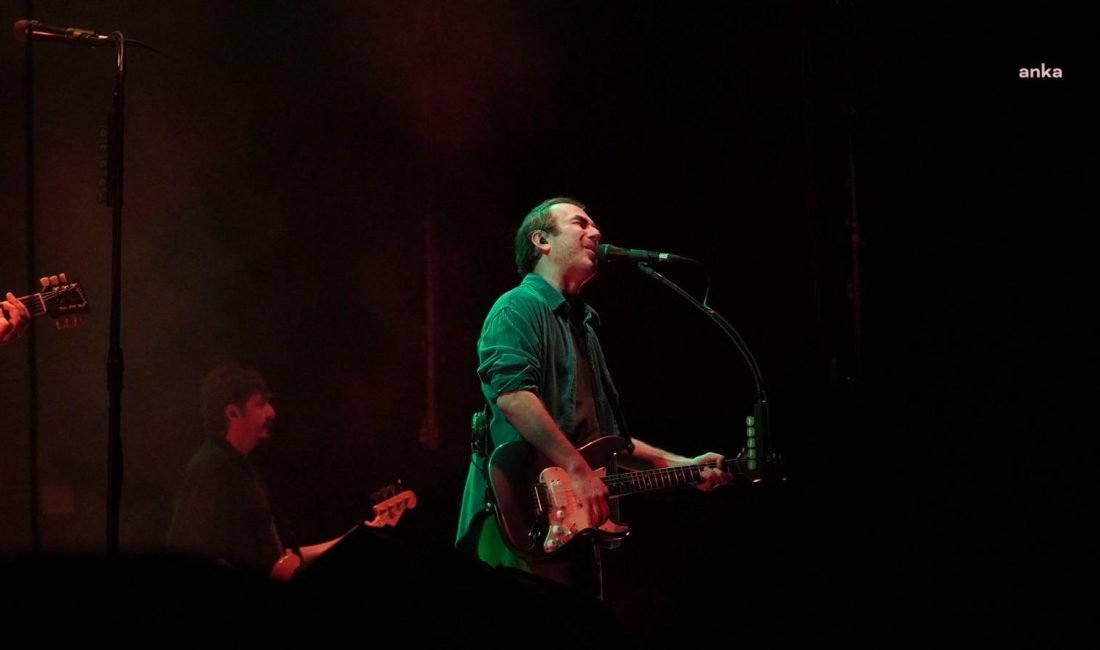 13’üncü Alaçatı Ot Festivali’nin 3’üncü gününde rock müziğin sevilen grubu
