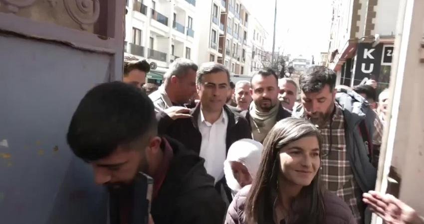 Abdullah Zeydan: ”YSK’nın Hukuka Uygun Kararı Yerinde Bir Karar” Van Büyükşehir Belediye Başkanı seçilen DEM Partili Abdullah Zeydan, “Halkımızın