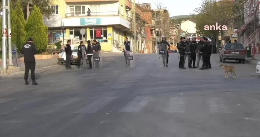 AKP’nin Kazandığı Çorum’un Uğurludağ İlçesinde MHP Sonuçlara İtiraz Etti… İtiraz Reddedilince Kavga Çıktı, Silahlar Patladı AKP’li adayın kazandığı Çorum’un Uğurludağ ilçesinde MHP, seçim sonuçlarına itiraz