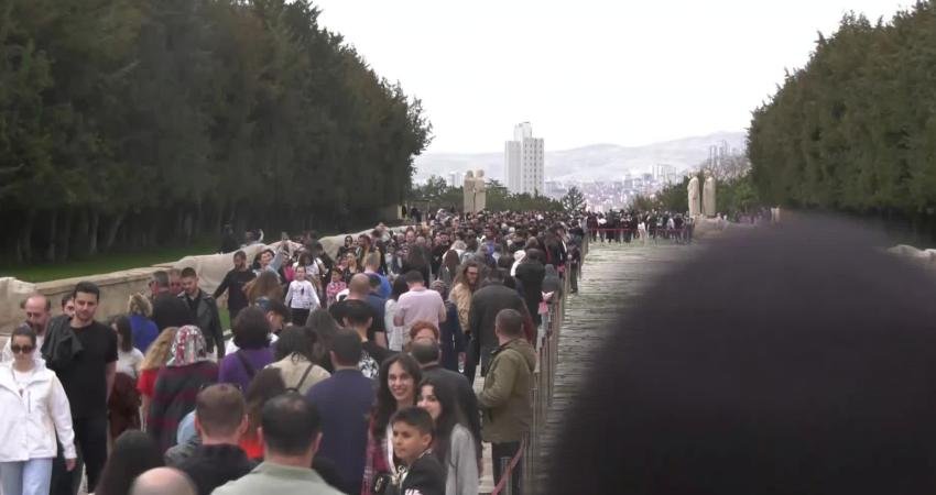 Anıtkabir’i Bayram Tatili Boyunca 209 Bin Kişi Ziyaret Etti Anıtkabir, Ramazan Bayramı boyunca 209 bin 431 ziyaretçiyi ağırladı. Bayram
