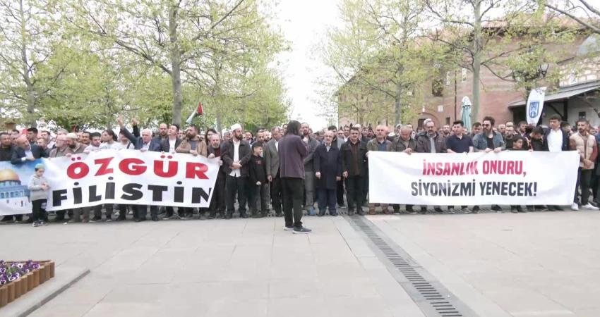 Ankara Filistin Dayanışma Platformu üyeleri, Hacı Bayram Veli Camisi’nde cuma