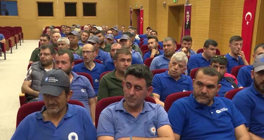Antalya Büyükşehir Belediyesi, yıl boyu 1600 personelle haşere ve sinekle