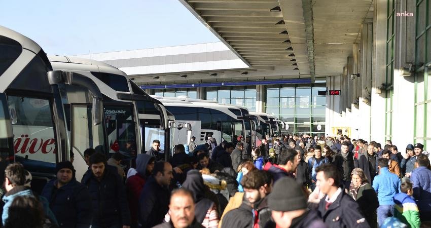 Ankara’nın ana ulaşım merkezlerinden olan AŞTİ’de, Ramazan Bayramı yoğunluğu yaşandı.