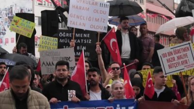 Atama bekleyen öğretmenler bugün, Ankara Ulus Meydanı’nda sağanak yağmur altında
