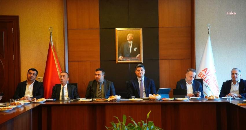 Ataşehir Belediye Başkanı Onursal Adıgüzel, başkanlık binasında düzenlediği toplantıda, ilçedeki