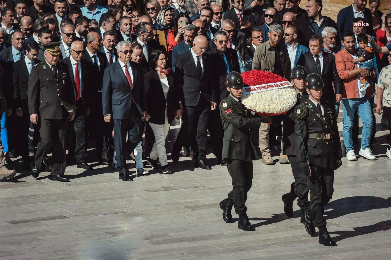 mansur-yavas-chpli-ilce-belediye-baskanlariyla-anitkabiri-ziyaret-etti