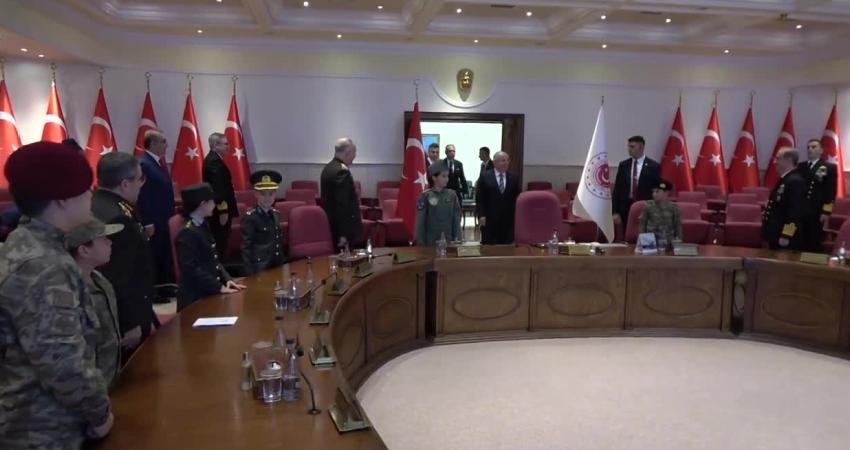 (ANKARA) –Milli Savunma Bakanı Yaşar G&uuml;ler, TRT &Ccedil;ocuk Korosu &uuml;yeleriyle