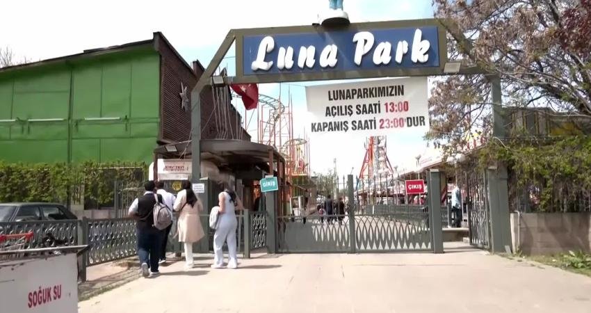 Bayramın ilk gününde çocuklarını eğlendirmek için lunaparka getiren Ankaralılar, oyuncak
