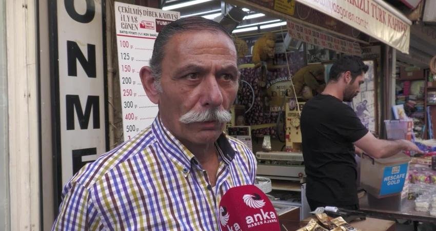 İzmir’de Ramazan Bayramı’nda tatile ve memlekete gidemeyen emekliler hayat pahalılığından,