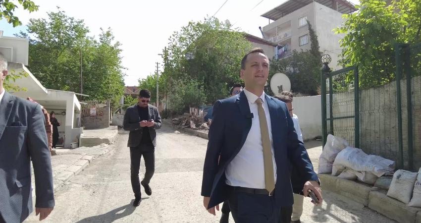 Bornova Belediye Başkanı Ömer Eşki, Yeşilçam Mahallesi’ni ziyaret etti. Mahallede