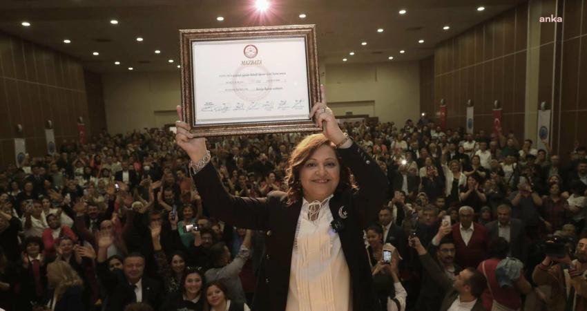 CHP’den Afyonkarahisar Belediye Başkanı seçilen Burcu Köksal, mazbatasını aldı. Köksal,