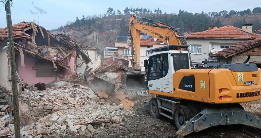 Bursa Osmangazi’de Metruk Bina Yıkımları Hız Kazandı Osmangazi Belediyesi, vatandaşların can güvenliğini tehdit eden ve sosyal riskler