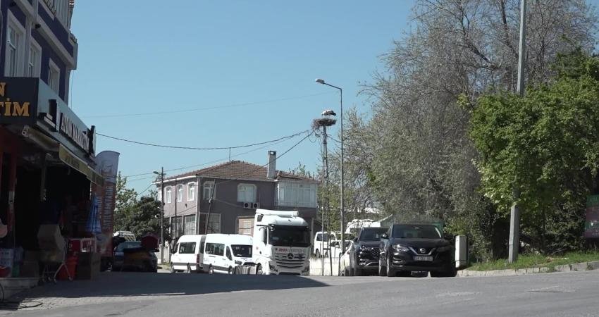 Yaklaşık 20 yıldır Büyükçekmece ilçesinin Karaağaç Mahallesi’nde elektrik direğinin üstüne
