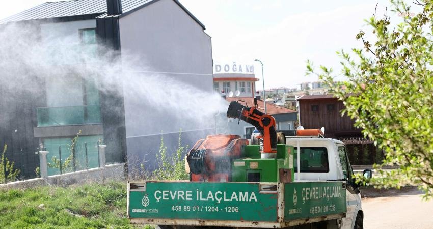 Çankaya Belediyesi, hava sıcaklıklarının artmasıyla birlikte ilçedeki ilaçlama çalışmalarına hız