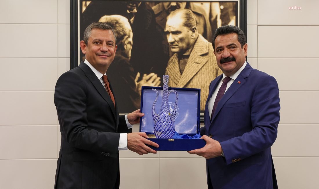 CHP Genel Başkanı Özgür Özel, Denizli programı kapsamında Pamukkale Belediyesi'ni