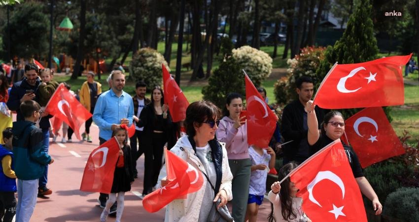 Çekmeköy Belediyesi, ilçenin 21 mahallesindeki parklarda bando takımı ile vatandaşları