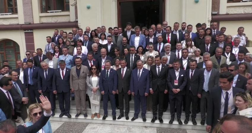 CHP Genel Başkanı Özel Manisa’da Mesir Macunu Saçtı, Manisalılarla Birlikte Saçılan Macunlardan Yakaladı CHP Genel Başkanı Özgür Özel, 484.Uluslararası Manisa Mesir Macunu Festivali