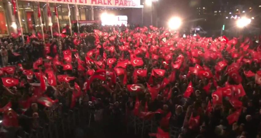 Cumhuriyet Halk Partililer, sandıklardan gelen olumlu sonu&ccedil;ların ardından CHP Genel