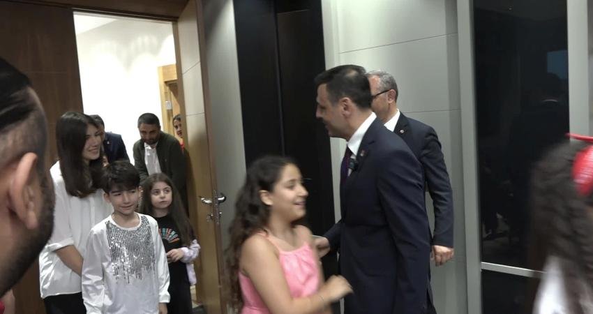 (İSTANBUL) CHP İstanbul İl Başkanı &Ouml;zg&uuml;r &Ccedil;elik, 23 Nisan Ulusal