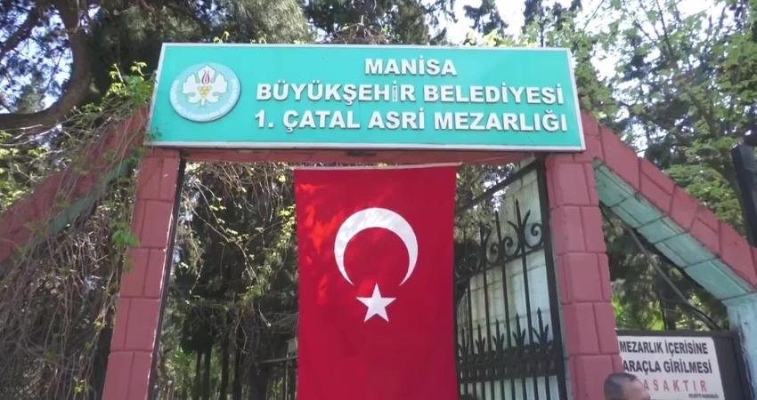CHP Lideri Özel’den Memleketi Manisa’da Kabristan Ziyareti Cumhuriyet Halk Partisi (CHP) Genel Başkanı Özgür Özel, Ramazan Bayramı