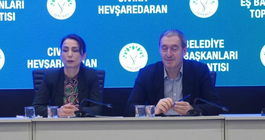 DEM Parti Eş Genel Başkanı Tuncer Bakırhan: “Her Belediyede Büyük Bir Soygun Yapmışlar. Bunlar Hizmet Etmek İçin Değil Rant İçin Varlar” DEM Parti Eş Genel Başkanı Tuncer Demirhan, Belediye Eş Başkanları