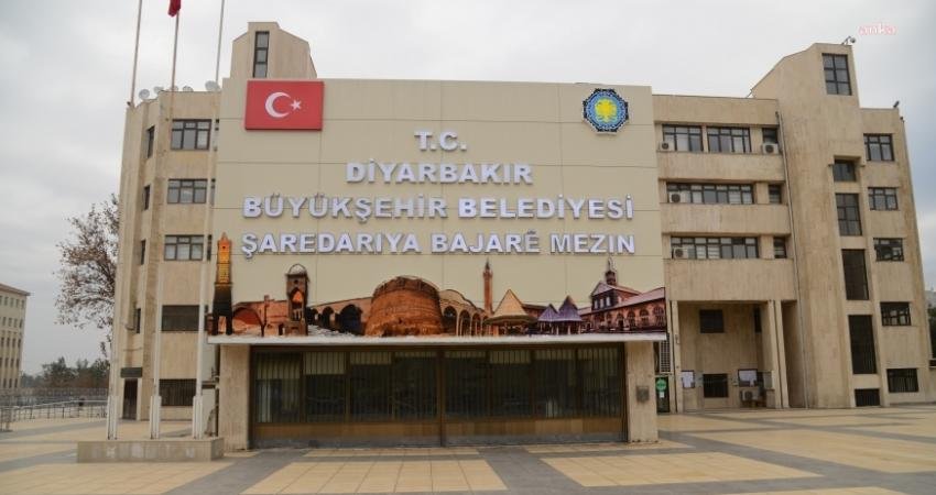 DEM Parti’den Diyarbakır’da Başkan Seçilen Serra Bucak’ın Mazbatasını Alacağı Yarın İçin Belediye Meclisi Toplantısı Koyan Belediye Başkan Vekili Su’ya Tepki: “Alacağınız Hiçbir Kararı Tanımıyoruz” DEM Parti, partilerinden Diyarbakır Büyükşehir Belediye Başkanı seçilen Ayşe Serra