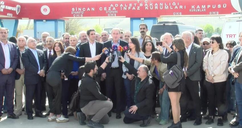 DEM Parti’den Sincan Cezaevi Önünde Açıklama: ”Kobani Kumpas Davası IŞİD’in Sincan’daki Tezahürü” Kobani Davası’nda bugün görülen 82’nci duruma öncesi Sincan Cezaevi önünde